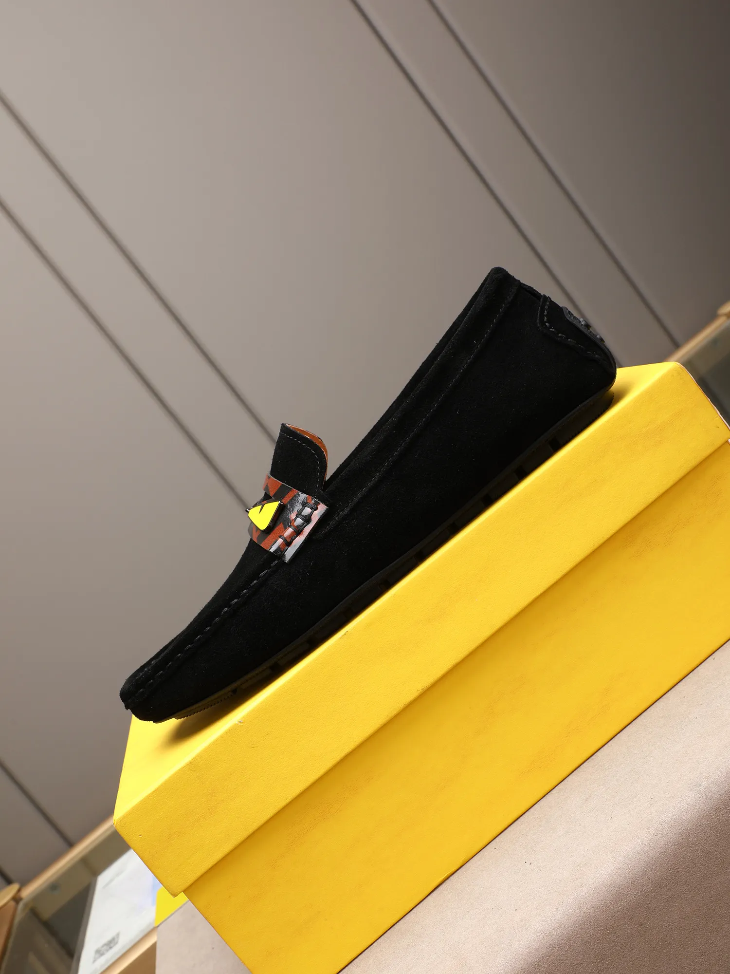 Men's shoes 💰400💰[FENDI] The little monster of Fendi F family, which is popular all over the world, is coming in a big way, the latest color, driving slip-on loafers, avant-garde and versatile fashion men's shoes, bun shoes, bean shoes👌👌👌 Private mold opening, 1:1 reproduction... The upper is made of first-layer cowhide, and the first-layer pigskin lining... is extremely comfortable, fashionable, simple, atmospheric and personalized [color] The side of the shoe is more refined, and the overall effect is handsome [ Turn in a circle][Turn in a circle]💭This hardware monster with eyes is not the popular version on the market🚳🚳Compared with the old model, it is more trendy, eye-catching and more classy🔰This summer, the little monster will subvert the old ideas and share the fashion with you🔱A must-have for fashionistas! Must keep it for yourself! Online outsole, high-end quality workmanship. Color: black, blue, white, red. Matching code: 38-44 (45 46 47 customized) (standard leather shoe size)